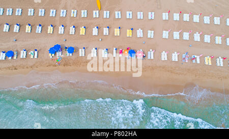 Luftaufnahme von einem Strand mit Sonnenstrahlen. In Sea Island. Luftaufnahme. Ansicht von oben. erstaunliche Natur Hintergrund. Die Farbe des Wassers und schön hell. Stockfoto