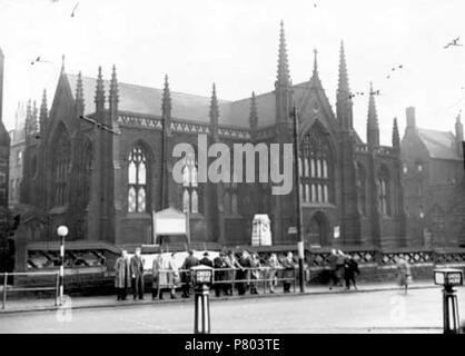 Mill Hill Unitarian Kapelle, Park Row, Leeds, West Yorkshire, England. Die weißen War Memorial (sichtbar im Bild) stand vor der Kirche, die zwischen 1922 und 1937. Zwischen 1922 und 1937 274 Mill Hill Unitarian Kapelle 106 Stockfoto