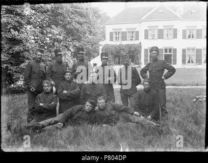 Een groep Nederlandse militairen Voor Het Oude Hof. Datum: 1916 1400121 Catalogusnummer: FO. 21 Juli 2015, 14:48 275 Mobilizatie 1914-1918 (19859321026) Stockfoto