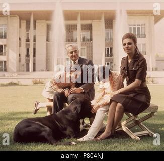 EL SHA DE PERSIEN CON SU FAMILIA. Stockfoto