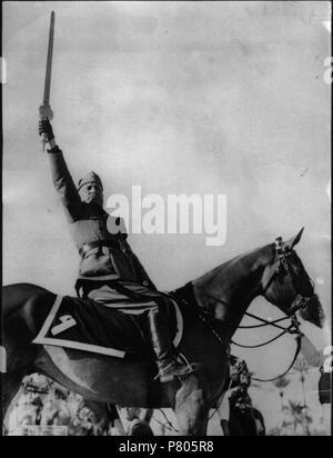 English: Mussolini, mit dem sogenannten "chwert des Islams" in der libyschen Hauptstadt Tripolis. 1937 280 1937 MussoliniEnTripoli Stockfoto