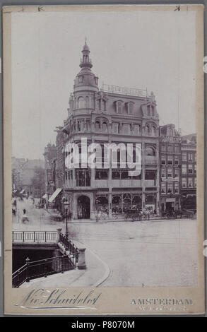 Deutsch: Beschreibung Singel, hoek Koningsplein, gezien vanaf de Heiligeweg naar de ingang van de Leidsestraat Op De Hoek het Magazijn Kinderkleeding Heeren-en Nieuw Engeland, koningsplein 2, gebouwd in 1899. Documenttype foto Vervaardiger Schuitvlot, Nic. (1859-1947) Schuijtvlot, Nic. Collectie Collectie Stadsarchief Amsterdam: kabinetfoto Datering's 1899 t/m 1910 Geografische naam Singel Koningsplein Koningsplein Inventarissen Http://archief.amsterdam/archief/10005/375 Afbeeldingsbestand 010005000375. 1899 t/m 1910 287 Nicolaas Schuitvlot, Afb 010005000375 Stockfoto