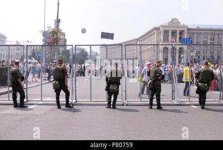 Soldaten vor einem hohen Zaun, Masse der Leute hinter sich versammelt. Tag der Taufe der Rus. Juli 27,2017. Kiew, Ukraine Stockfoto