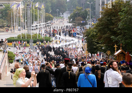 Orthodoxe Kirchenvertreter in goldenen cassocks hinunter die Straße, Masse von Menschen um. Prozession, der Tag der Taufe der Rus. Juli 27,2017. Kiew, Ukraine Stockfoto