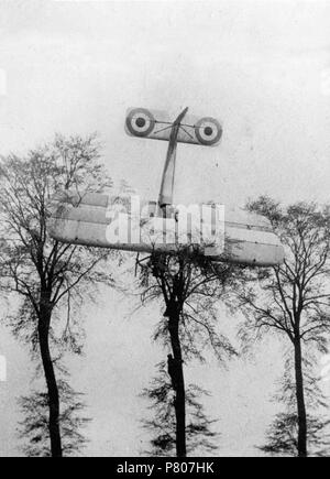 Englisch: Erster Weltkrieg, Belgien, 1915. Ein französischer Pilot, nach einem gescheiterten Versuch, ein Deutscher Zeppelin Hangar in Haren in Angriff zu nehmen, eine Notlandung über freundliche Gebiet und erhielt seinen doppeldecker vertikal in einem Baum hängen. Soldaten sind klettern auf den Baum. Fotocollectie Het Leven (1906-1941) Der spaarnestad Foto, n° 001017873 SFA, Nationaal Archief. 12. August 2015 288 Noodlanding, 1915 Stockfoto