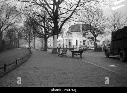 . Huizinga collectie afbraak stadsdelen - Niod-216443. Nederlands: Foto uit de collectie Huizinga van het NIOD. Woonhuizen aan de Andries verlaten Bickerweg zijn wegens de aanleg van de "Atlantikwall". Menno Huizinga war onderdeel van de Ondergedoken Kamera en-de illegaal maakte Foto tijdens bezetting. Dit tat hij zijn woonplaats hoofdzakelijk in Den Haag. Datum unbekannt 36 BC856 HUI-1135 Stockfoto