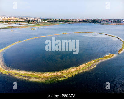 Antenne Drone Blick auf die Lagune mit Blick aufs Meer in Tuzla Istanbul. Landschaft. Stockfoto