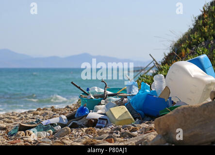 Plastik Müll und Abfälle am Strand mit Meerblick und einer Insel im Hintergrund Stockfoto