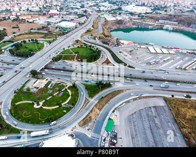 Antenne Drone Ansicht von Istanbul Kartal Autobahnkreuz/Interchange. Transport Stockfoto