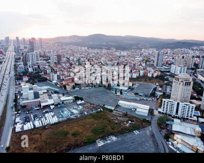 Antenne Drone Ansicht der ungeplanten Verstädterung Istanbul Kartal Yakacik. Das Leben in der Stadt. Stockfoto