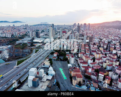 Antenne Drone Ansicht von Istanbul Kartal Autobahnkreuz/Interchange. Transport Stockfoto