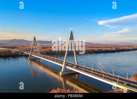 Luftbild von Megyeri Brücke in Budapest, Ungarn Stockfoto