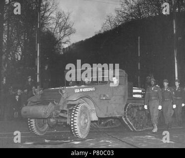 Englisch: Soldaten an der Sarg von General George S. Patton jr., während der Trauerzug in Transit von Dienstleistungen in Heidelberg zu vergraben in Luxemburg. Dezember 1945 304 Patton Trauerzug Stockfoto