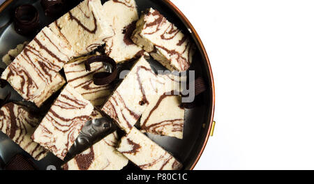 Halva mit Kakao Stücke auf eine Platte, Ansicht von oben Stockfoto