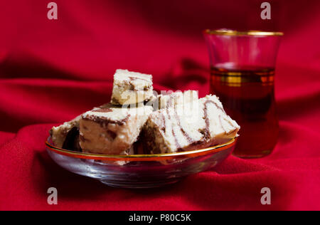 Halva mit Kakao mit Kaffee auf einem Teller serviert. Stockfoto