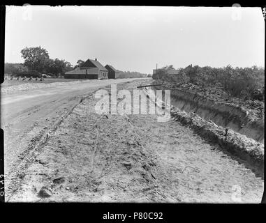 Deutsch: Beschreibung Aanleg van een asfaltweg Ongelokaliseerd. Documenttype foto Vervaardiger Guermonprez gewesen, Paul Collectie Collectie Paul Guermonprez gewesen Datering 1934 t/m 1937 Inventarissen Http://archief.amsterdam/archief/10016 Afbeeldingsbestand 010016000067 erzeugt mit Dememorixer. 1934 t/m 1937 304 Paul Guermonprez gewesen, Afb 010016000067 Stockfoto