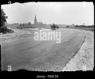 Deutsch: Beschreibung Aanleg van een asfaltweg Ongelokaliseerd. Documenttype foto Vervaardiger Guermonprez gewesen, Paul Collectie Collectie Paul Guermonprez gewesen Datering 1934 t/m 1937 Inventarissen Http://archief.amsterdam/archief/10016 Afbeeldingsbestand 010016000070 erzeugt mit Dememorixer. 1934 t/m 1937 304 Paul Guermonprez gewesen, Afb 010016000070 Stockfoto