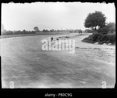 Deutsch: Beschreibung Aanleg van een asfaltweg Ongelokaliseerd. Documenttype foto Vervaardiger Guermonprez gewesen, Paul Collectie Collectie Paul Guermonprez gewesen Datering 1934 t/m 1937 Inventarissen Http://archief.amsterdam/archief/10016 Afbeeldingsbestand 010016000073 erzeugt mit Dememorixer. 1934 t/m 1937 304 Paul Guermonprez gewesen, Afb 010016000073 Stockfoto