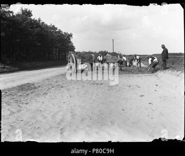 Deutsch: Beschreibung Aanleg van een asfaltweg Ongelokaliseerd. Documenttype foto Vervaardiger Guermonprez gewesen, Paul Collectie Collectie Paul Guermonprez gewesen Datering 1934 t/m 1937 Inventarissen Http://archief.amsterdam/archief/10016 Afbeeldingsbestand 010016000074 erzeugt mit Dememorixer. 1934 t/m 1937 304 Paul Guermonprez gewesen, Afb 010016000074 Stockfoto