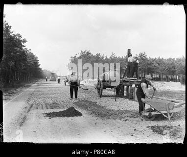 Deutsch: Beschreibung Aanleg van een asfaltweg Ongelokaliseerd. Documenttype foto Vervaardiger Guermonprez gewesen, Paul Collectie Collectie Paul Guermonprez gewesen Datering 1934 t/m 1937 Inventarissen Http://archief.amsterdam/archief/10016 Afbeeldingsbestand 010016000080 erzeugt mit Dememorixer. 1934 t/m 1937 304 Paul Guermonprez gewesen, Afb 010016000080 Stockfoto