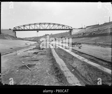 Deutsch: Beschreibung Aanleg van een kanaal Julianakanaal, Limburg Documenttype foto Vervaardiger Guermonprez gewesen, Paul Collectie Collectie Paul Guermonprez gewesen Datering 1934 t/m 1937 Inventarissen Http://archief.amsterdam/archief/10016 Afbeeldingsbestand 010016000085 erzeugt mit Dememorixer. 1934 t/m 1937 304 Paul Guermonprez gewesen, Afb 010016000085 Stockfoto