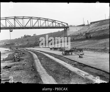 Deutsch: Beschreibung Aanleg van een kanaal Julianakanaal, Limburg Documenttype foto Vervaardiger Guermonprez gewesen, Paul Collectie Collectie Paul Guermonprez gewesen Datering 1934 t/m 1937 Inventarissen Http://archief.amsterdam/archief/10016 Afbeeldingsbestand 010016000086 erzeugt mit Dememorixer. 1934 t/m 1937 304 Paul Guermonprez gewesen, Afb 010016000086 Stockfoto