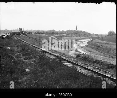 Deutsch: Beschreibung Aanleg van een kanaal Julianakanaal ter Hoogte van Elsloo (Limburg) met Op de achtergrond de Sint Augustinus kerk Documenttype foto Vervaardiger Guermonprez gewesen, Paul Collectie Collectie Paul Guermonprez gewesen Datering 1934 t/m 1937 Inventarissen Http://archief.amsterdam/archief/10016 Afbeeldingsbestand 010016000088 erzeugt mit Dememorixer. 1934 t/m 1937 304 Paul Guermonprez gewesen, Afb 010016000088 Stockfoto