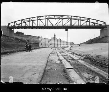 Deutsch: Beschreibung Aanleg van een kanaal Julianakanaal ter Hoogte van Elsloo (Limburg) met Op de achtergrond de Sint Augustinus kerk Documenttype foto Vervaardiger Guermonprez gewesen, Paul Collectie Collectie Paul Guermonprez gewesen Datering 1934 t/m 1937 Inventarissen Http://archief.amsterdam/archief/10016 Afbeeldingsbestand 010016000092 erzeugt mit Dememorixer. 1934 t/m 1937 304 Paul Guermonprez gewesen, Afb 010016000092 Stockfoto