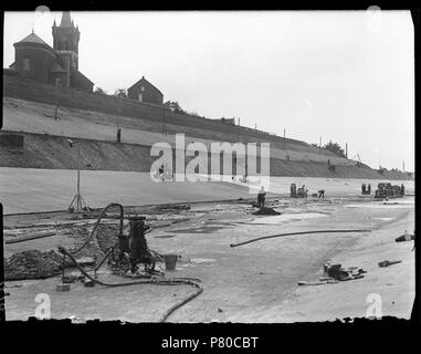 Deutsch: Beschreibung Aanleg van een kanaal Julianakanaal ter Hoogte van Elsloo (Limburg) met links Boven in Beeld des Afrikaans de Sint Augustinuskerk Documenttype foto Vervaardiger Guermonprez gewesen, Paul Collectie Collectie Paul Guermonprez gewesen Datering 1934 t/m 1937 Inventarissen Http://archief.amsterdam/archief/10016 Afbeeldingsbestand 010016000099 erzeugt mit Dememorixer. 1934 t/m 1937 304 Paul Guermonprez gewesen, Afb 010016000099 Stockfoto