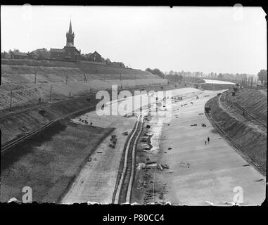 Deutsch: Beschreibung Aanleg van een kanaal Julianakanaal ter Hoogte van Elsloo (Limburg) met de Sint Augustinuskerk Documenttype foto Vervaardiger Guermonprez gewesen, Paul Collectie Collectie Paul Guermonprez gewesen Datering 1934 t/m 1937 Inventarissen Http://archief.amsterdam/archief/10016 Afbeeldingsbestand 010016000102 erzeugt mit Dememorixer. 1934 t/m 1937 304 Paul Guermonprez gewesen, Afb 010016000102 Stockfoto