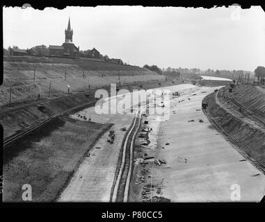 Deutsch: Beschreibung Aanleg van een kanaal Julianakanaal ter Hoogte van Elsloo (Limburg) met de Sint Augustinuskerk Documenttype foto Vervaardiger Guermonprez gewesen, Paul Collectie Collectie Paul Guermonprez gewesen Datering 1934 t/m 1937 Inventarissen Http://archief.amsterdam/archief/10016 Afbeeldingsbestand 010016000103 erzeugt mit Dememorixer. 1934 t/m 1937 304 Paul Guermonprez gewesen, Afb 010016000103 Stockfoto