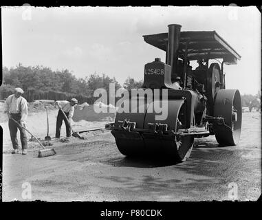 Deutsch: Beschreibung Aanleg van een stoomwals asfaltweg Een van de Maatschappij Wegenbouw Utrecht. Ongelokaliseerd. Documenttype foto Vervaardiger Guermonprez gewesen, Paul Collectie Collectie Paul Guermonprez gewesen Datering 1934 t/m 1937 Inventarissen Http://archief.amsterdam/archief/10016 Afbeeldingsbestand 010016000119 erzeugt mit Dememorixer. 1934 t/m 1937 304 Paul Guermonprez gewesen, Afb 010016000119 Stockfoto