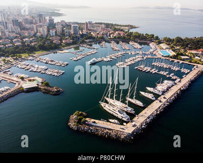 Antenne Drone Ansicht von kalamis Fenerbahce Marina in Istanbul. Luxus leben. Stockfoto