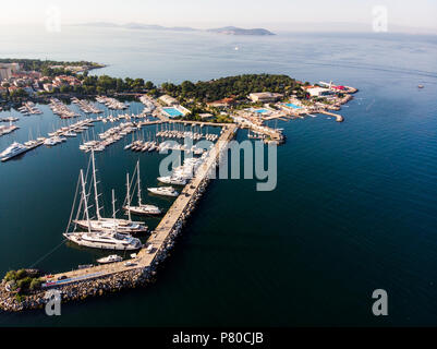 Antenne Drone Ansicht von kalamis Fenerbahce Marina in Istanbul. Luxus leben. Stockfoto