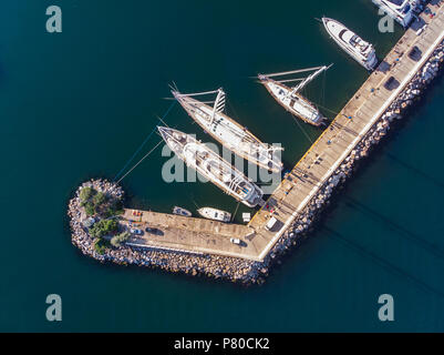 Antenne Drone Ansicht von kalamis Fenerbahce Marina mit Boote angedockt in Voula Istanbul/Birds Eye View. Luxus leben Stockfoto