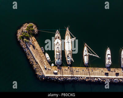 Antenne Drone Ansicht von kalamis Fenerbahce Marina mit Boote angedockt in Voula Istanbul/Birds Eye View. Luxus leben Stockfoto