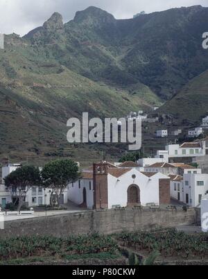 Exterieur - IGLESIA CON EL PUEBLO Y MONTANAS. Autor: Domingo Rodríguez Rivero (17.Jh.). Lage: IGLESIA DE LAS NIEVES, TAGANANA, Teneriffa, SPANIEN. Stockfoto