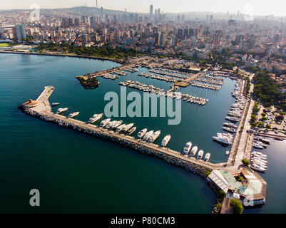 Antenne Drone Ansicht von kalamis Fenerbahce Marina in Istanbul. Luxus leben. Stockfoto