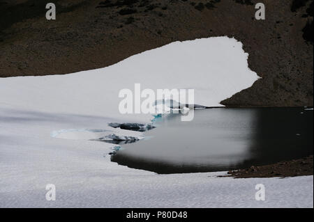 Schnee auf gefrorenem See Stockfoto