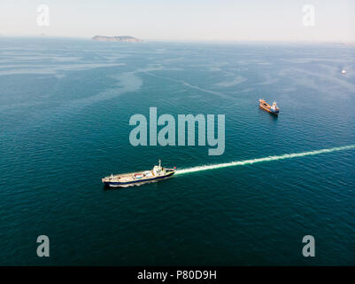 Antenne Drone Ansicht der Frachter transportieren Fahrzeuge auf der Insel. Transport Stockfoto