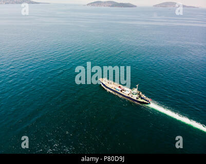 Antenne Drone Ansicht der Frachter transportieren Fahrzeuge auf der Insel. Transport Stockfoto