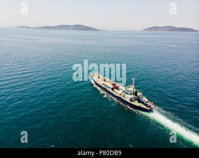 Antenne Drone Ansicht der Frachter transportieren Fahrzeuge auf der Insel. Transport Stockfoto