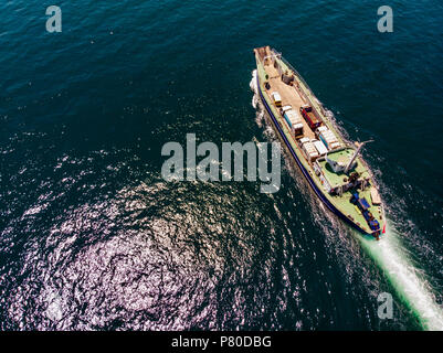 Antenne Drone Ansicht der Frachter transportieren Fahrzeuge auf der Insel. Transport Stockfoto