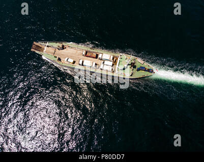 Antenne Drone Ansicht der Frachter transportieren Fahrzeuge auf der Insel. Transport Stockfoto