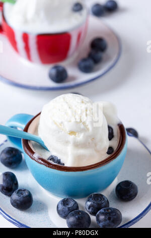 Vanilleeis mit frischen Blaubeeren in Keramik Tassen, Sommer Dessert Stockfoto
