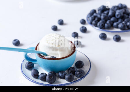 Vanilleeis mit frischen Blaubeeren in Keramik Tassen, Sommer Dessert Stockfoto