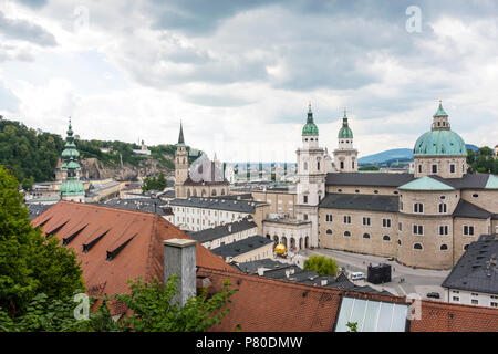 Salzburger Stadtbild mit Dom im Vordergrund Stockfoto