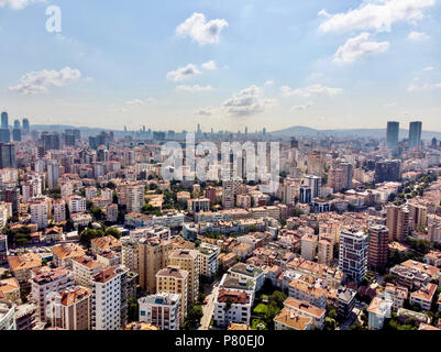 Antenne Drone Ansicht der ungeplanten Verstädterung Kalamıs Fenerbahce Istanbul, Kadiköy. Stadtbild Stockfoto