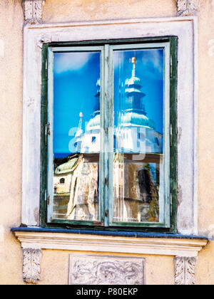 Die Glockentürme von Ljubljana Kathedrale in einem Fenster eines antiken Gebäudes, Ljubljana, Slowenien Stockfoto