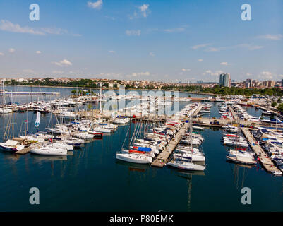 Istanbul, Türkei - 23. Mai 2015: Antenne Drone Ansicht von kalamis Fenerbahce Marina in Istanbul. Stadtbild Stockfoto